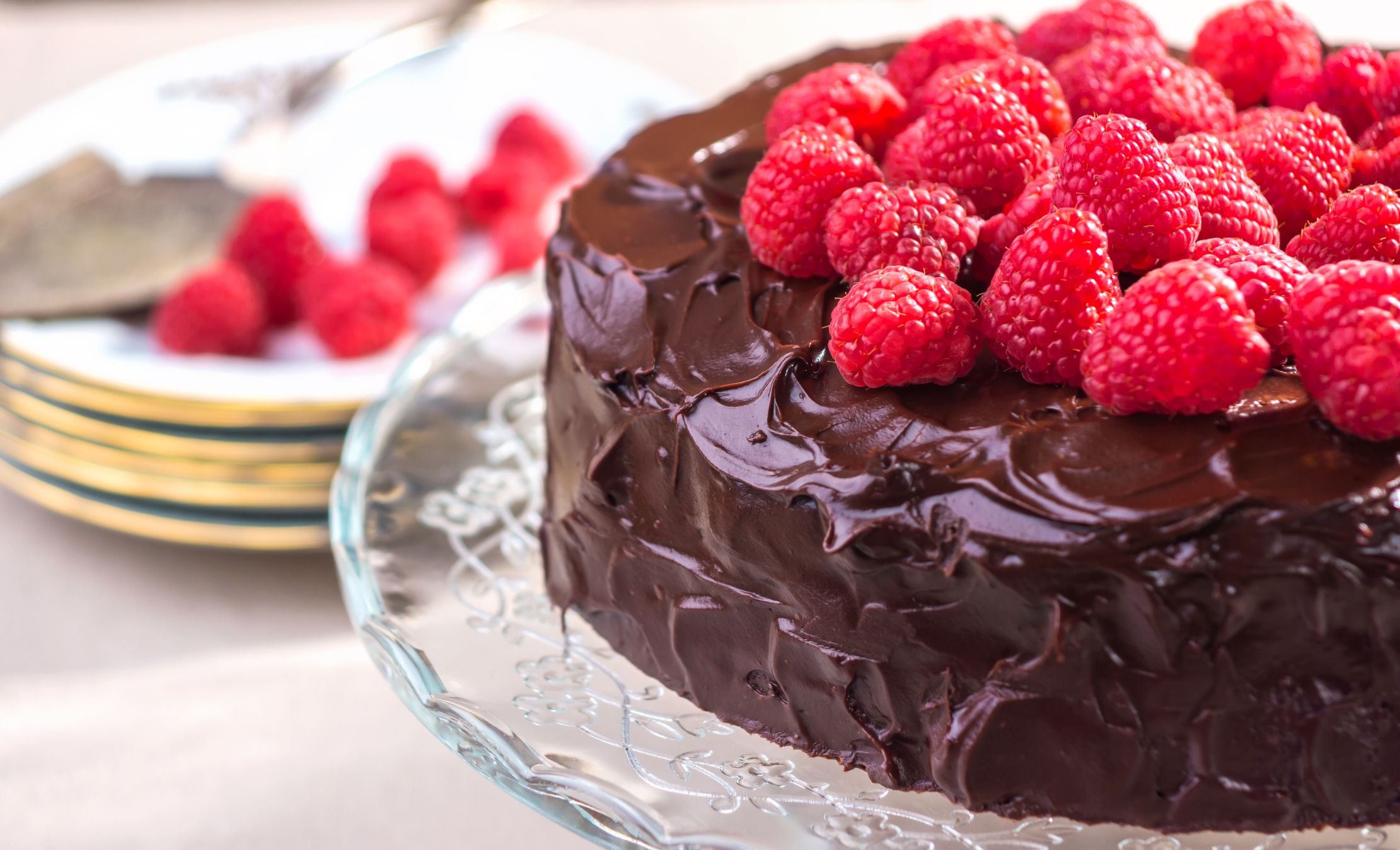 Песня сладким шоколадом. Торт малина шоколад. Шоколадный торт с малиной. Шоколадный тарт с малиной. Шоколадно малиновый торт.