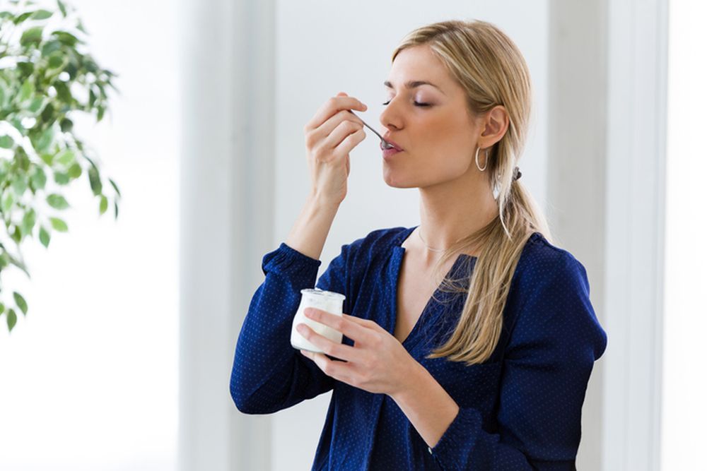 devojka jogurt lepota kosa