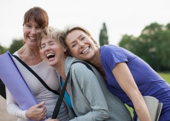 mitovi o menopauzi, nasmejane žene u pedesetim