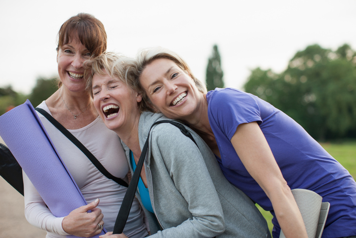 mitovi o menopauzi, nasmejane žene u pedesetim