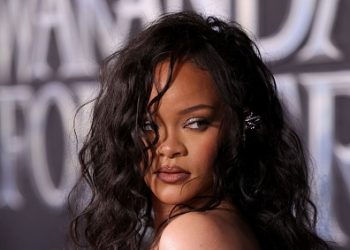 Rihanna promenila boju kose, Rihannina plava kosa