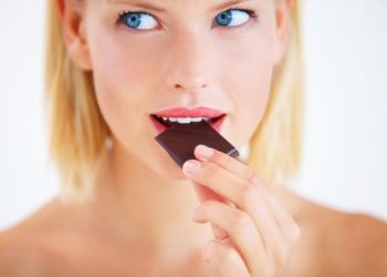 9 namirnica za jačanje imuniteta; žena jede crnu čokoladu