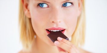 9 namirnica za jačanje imuniteta; žena jede crnu čokoladu