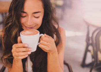 Dnevni horoskop za 5. septembar 2023: Devojka uživa u kafi