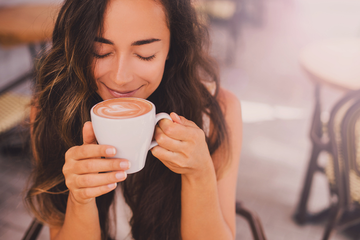 Dnevni horoskop za 5. septembar 2023: Devojka uživa u kafi
