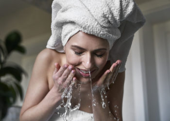 Kako se pravilno čisti lice: 6 koraka koje treba slediti; žena čisti lice