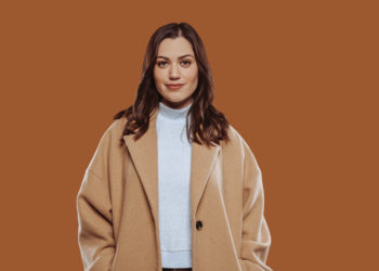 6 najmodernijih kaputa za jesen 2023.; devojka u modernom kaputu