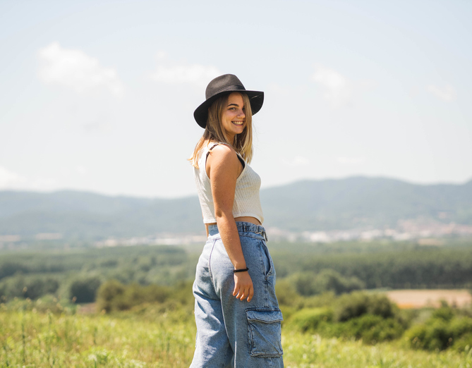 Sa čim da kombinujete široke farmerke ove jeseni; devojka u modernim širokim farmerkama