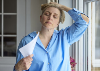 Žena u menopauzi oseća simptome, kako smanjiti valunge?