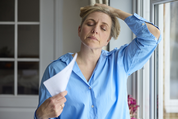 Žena u menopauzi oseća simptome, kako smanjiti valunge?