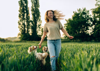 Nedeljni horoskop od 18. do 24. septembra: Šta nam donosi opozicija Sunca i Neptuna; nasmejana devojka uživa u šetnji sa svojim psima