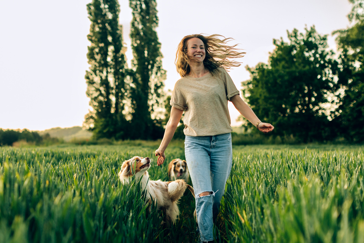 Nedeljni horoskop od 18. do 24. septembra: Šta nam donosi opozicija Sunca i Neptuna; nasmejana devojka uživa u šetnji sa svojim psima
