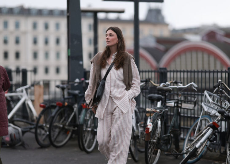 kapsula za jesen 2023, moderna žena na ulici nosi klasične komade