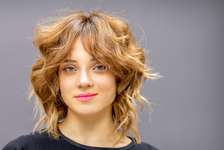 Najmodernija frizura ove jeseni: Možete i sami da se ošišate; devojka s najpopularnijom frizurom