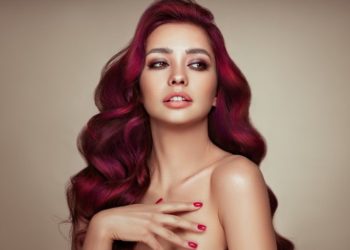 Kako sprečiti ispiranje boje za kosu: Da vam farba duže traje; prelepa devojka crvene kose