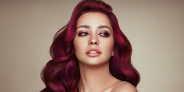Kako sprečiti ispiranje boje za kosu: Da vam farba duže traje; prelepa devojka crvene kose