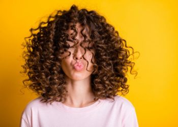6 najboljih frizura za kovrdžavu kosu; prelepa devojka kovrdžave kose
