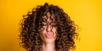 6 najboljih frizura za kovrdžavu kosu; prelepa devojka kovrdžave kose