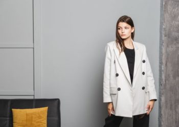 9 jesenjih odevnih kombinacija za posao: Tihi luksuz u kancelariji; devojka u svetlom blejzeru u kancelariji