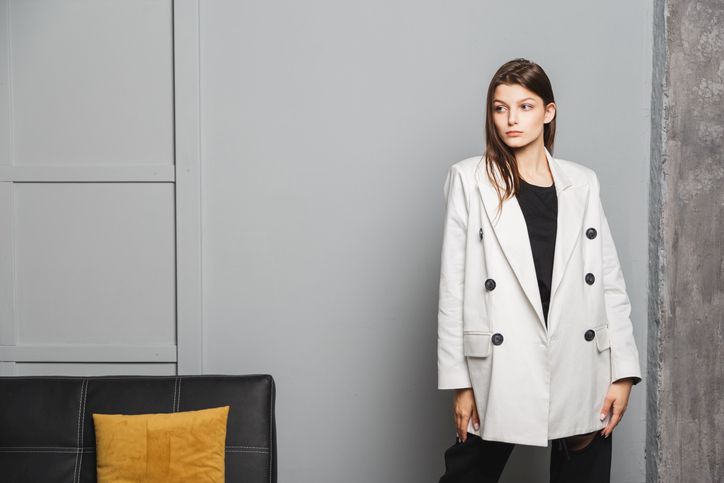9 jesenjih odevnih kombinacija za posao: Tihi luksuz u kancelariji; devojka u svetlom blejzeru u kancelariji
