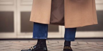 Mokasine i oksfordice: Idealna obuća za jesen 2023; devojka nosi crne mokasine