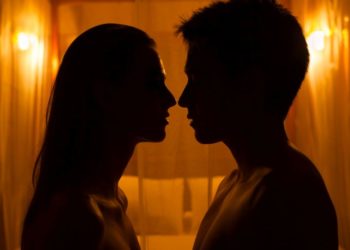 Ako želite najbolji seks ikada, probajte tantrički seks; momak i devojka u intimnoj atmosferi