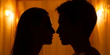 Ako želite najbolji seks ikada, probajte tantrički seks; momak i devojka u intimnoj atmosferi