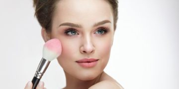 Najženstvenija šminka: Najnoviji trend koji je zaludeo svet; devojka sa četkicom za roze rumenilo