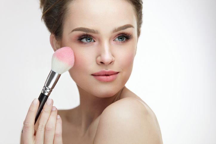 Najženstvenija šminka: Najnoviji trend koji je zaludeo svet; devojka sa četkicom za roze rumenilo