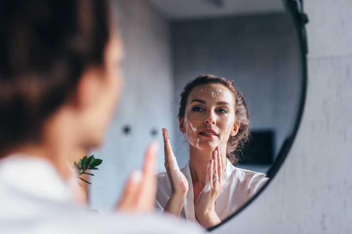 Problematična koža: Šta narušava zaštitnu barijeru kože; devojka gleda svoj odraz u ogledalu