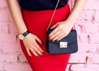 5 tihi luksuz torba za jesen 2023: Old money je u trendu; žena u crvenoj suknji sa malom crnom torbom