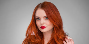 Pravilno pranje kose nakon farbanja čuva boju; prelepa devojka crvene kose
