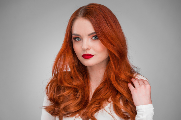 Pravilno pranje kose nakon farbanja čuva boju; prelepa devojka crvene kose