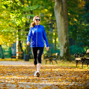 Koje je najbolje vreme za šetnju i mršavljenje; žena održava idealnu liniju šetnjom u parku