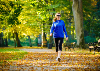 Koje je najbolje vreme za šetnju i mršavljenje; žena održava idealnu liniju šetnjom u parku