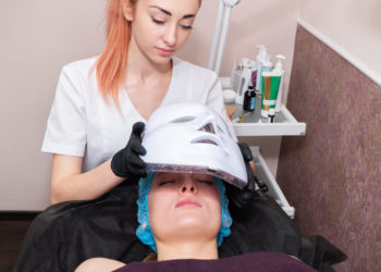 Svetlosna terapija za lice: Da li ima efekta; žena na tretmanu svetlosnom maskom