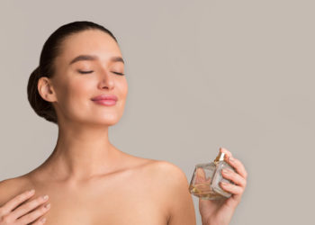 7 najženstvenijih parfema svih vremena – i najprodavanijih; prelepa žena uživa u najženstvenijem parfemu