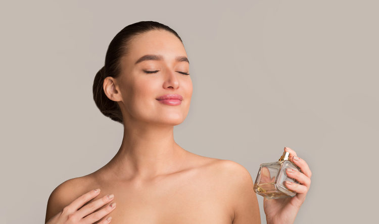 7 najženstvenijih parfema svih vremena – i najprodavanijih; prelepa žena uživa u najženstvenijem parfemu