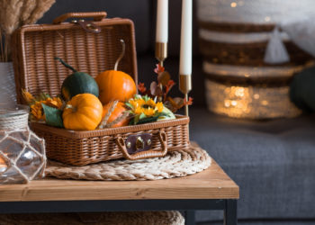 Najlepše jesenje dekoracije koje će oplemeniti vaš dom; prelepa jesenja dekoracija na stolu u dnevnoj sobi