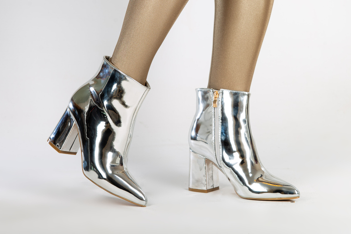 Koja obuća je u trendu za zimu 2023/24; srebrene cipele koje su u trendu za narednu zimu