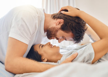 3 vrste orgazma za koje niste ni znali da postoje; zaljubljeni par u krevetu