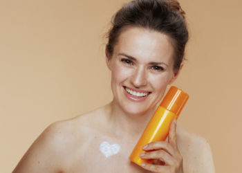Kako sprečiti opuštanje kože lica: 3 stvari će vam pomoći u tome; žena s mladalačkom kožom