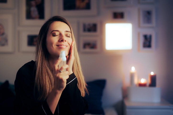 Šta treba da znate o retinolu, najpopularnijem beauty sastojku; devojka s prelepom kožom zahvaljujući retinolu