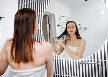 Navika koja jako oštećuje kosu: Pazite kako češljate mokru kosu; Žena češlja mokru kosu