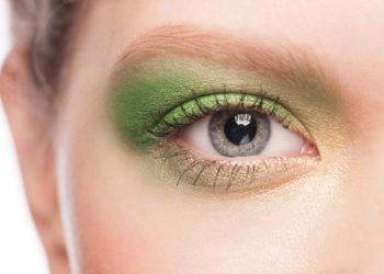 Matcha Latte makeup najnoviji TikTok trend; devojka sa matcha latte šminkom za oči