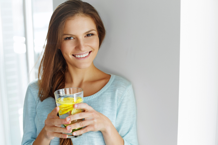 4 wellness grešake koje pravite a da to i ne znate; devojka pije vodu s limunom