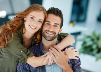 5 znakova da muškarac nije zaljubljen u vas; mladi par