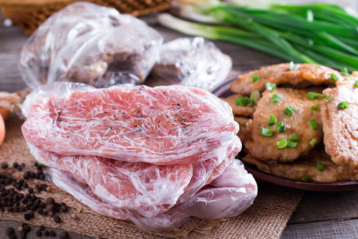 9 grešaka prilikom odmrzavanja mesa koje su opasne po zdravlje; odmrznuto meso