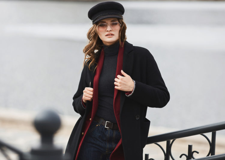 5 bezvremenskih kaputa koji ne izlaze iz mode; devojka u bezvremenskom crnom kaputu