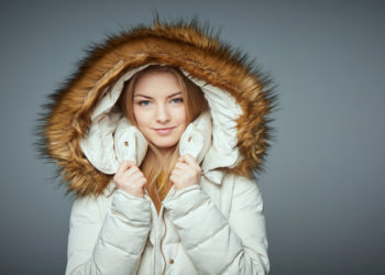 Antitrend zimske jakne: Ovi modeli više nisu moderni; devojka u zimskoj jakni koja više nije u trendu